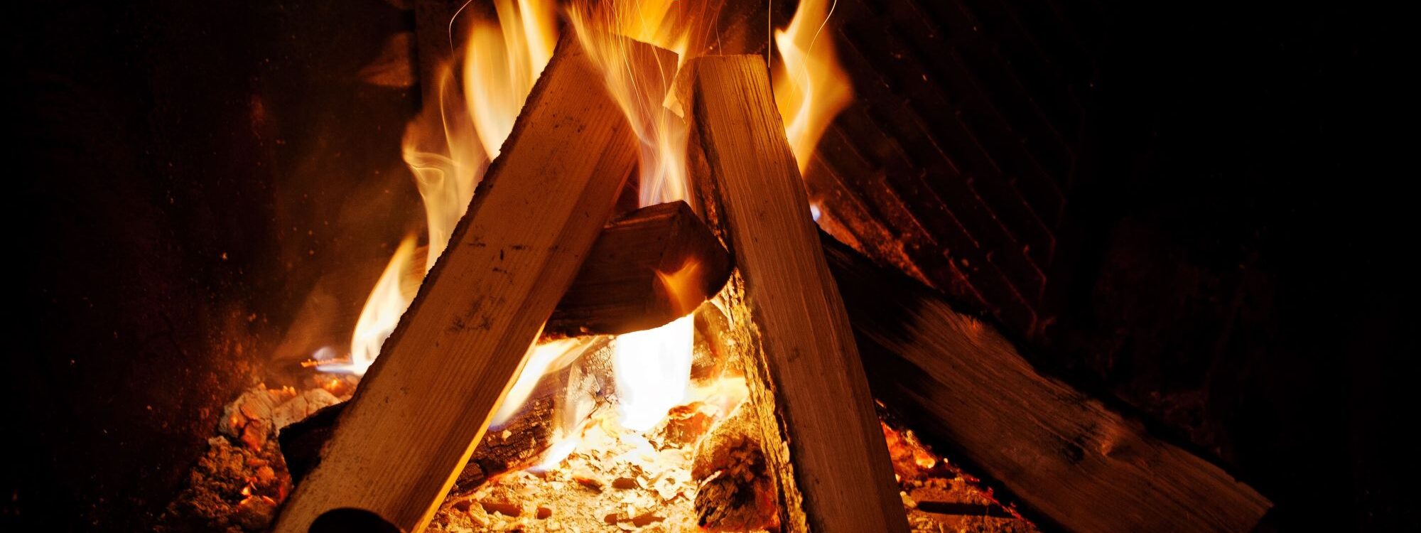 ALLUMER FEU CHEMINEE 2000X750 | Les Cheminées Glam Granulés vs bûches : quel combustible choisir pour optimiser vos économies ? Rouffach