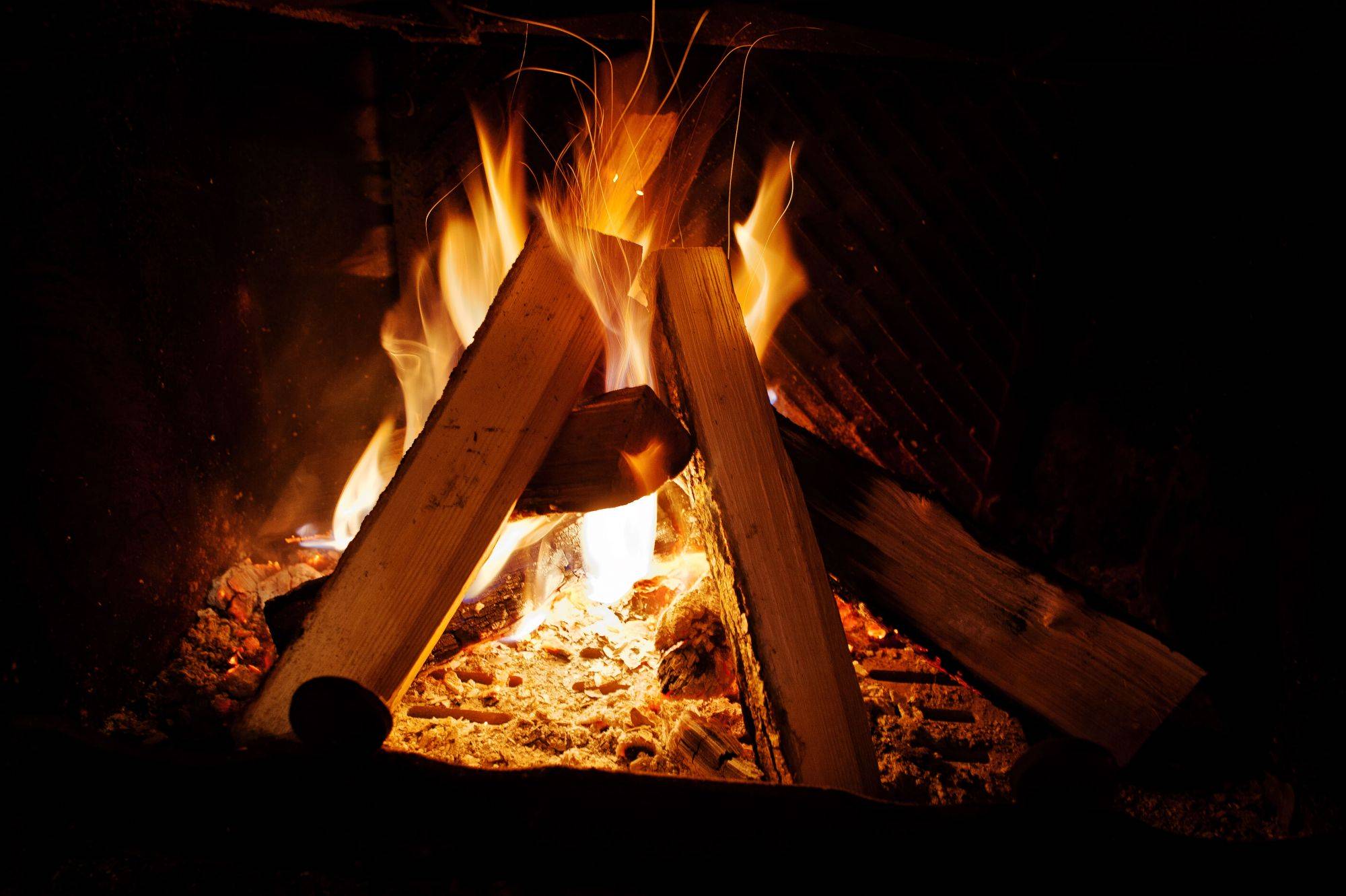 Comment allumer un feu de cheminée facilement ?